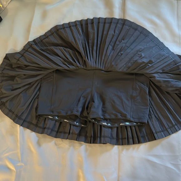 Lululemon pleated skort, black, size 8 - Picture 4 of 4